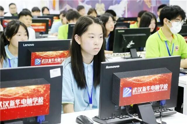 金九银十，本是新生逐梦的起点，却也是 2025 届高校毕业生求职的 “攻坚期”。据官方数据统计，今年全国高校毕业生人数预计突破 1100 万，再创历史峰值。一面是 “百万大军挤独木桥” 的激烈竞争，一面是持续走低的就业率，不少年轻人发出灵魂拷问：“想找一份踏实的好工作，真的这么难吗？”01 就业市场 “冰火两重天”：应